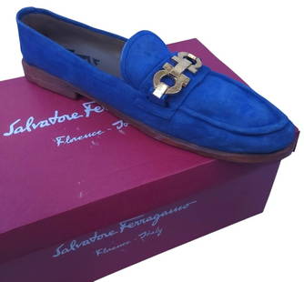 RAY GROSS "OLD BLUE" SUEDE FERRAGAMO SCULPTURE 23": RAY GROSS OLD BLUE SUEDE FERRAGAMO SCULPTURE -GLAZED CERAMIC, THIS PIECE IS A STATEMENT FOR COLLECTORS OF DESIGN, SCULPTURE, OR POSTMODERN ART. -SHOE 23" X 6.5" X 6.5" -CARDBOARD BOX: DIGITAL VINYL GR