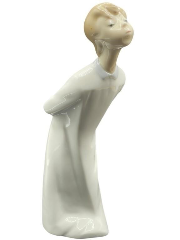 LLADRO KISSING BOY IN NIGHT GOWN FIGURINE 8": VINTAGE LLADRO KISSING BOY IN NIGHT GOWN PORCELAIN FIGURINE -8" HEIGHT APPROX -VERY GOOD PRE OWNED CONDITION -DP21125
