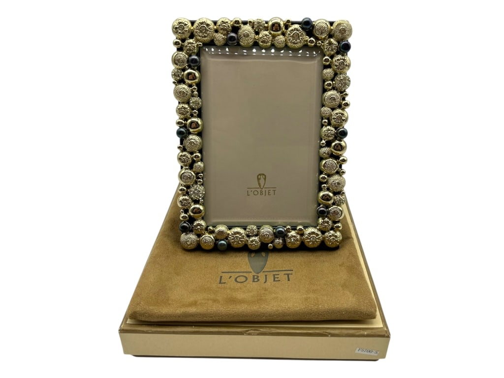 L’OBJET SEA URCHIN FRAME: L’OBJET SEA URCHIN FRAME -NEW WITH BOX -APPROX 7.5"x5.5" -THIS LUXURIOUS PHOTO FRAME BY L’OBJET FEATURES A STUNNING DESIGN INSPIRED BY THE INTRICATE TEXTURES OF SEA URCHINS. HANDCRAFTED WITH METIC