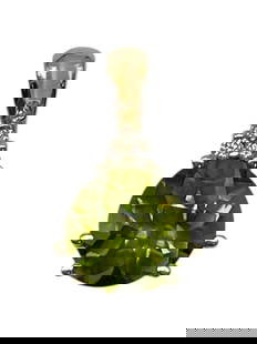 14K GOLD AND PERDOT PENDANT 2.1G: 14K GOLD AND PERDOT PENDANT 2.1G -VERY GOOD PRE OWNED CONDITION -2.1G -APPROX .5" -STUNNING PENDANT SHOWCASING A LARGE ROUND-CUT VIBRANT GREEN PERIDOT. ELEGANT AND BRIGHT, THIS PIECE IS PERFECT FOR A