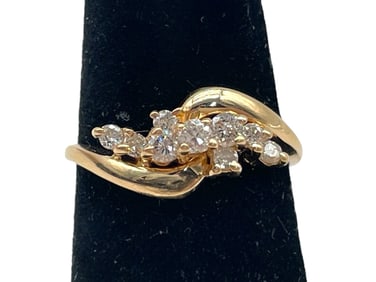 14K GOLD AND DIAMOND SWIRL RING 2.5G