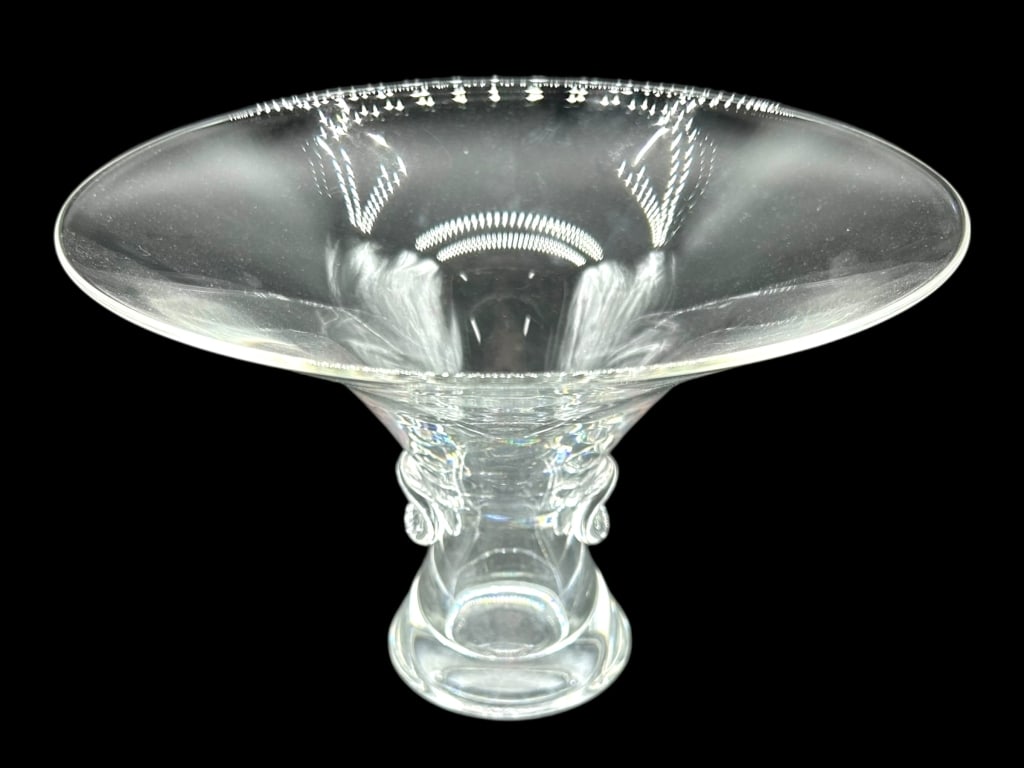 STEUBEN BOUQUET CRYSTAL VASE: STEUBEN BOUQUET CRYSTAL VASE -VERY GOOD PRE-OWNED CONDITION -APPROX 9.5" -A STUNNING EXAMPLE OF STEUBEN'S MASTERFUL GLASSWORK, THIS HANDCRAFTED BOUQUET VASE FEATURES EXQUISITE CLARITY AND BRILLIANCE I