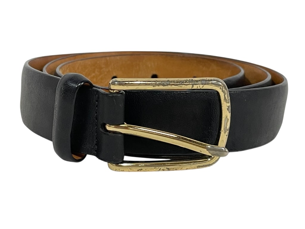 COACH BLACK LEATHER BELT WITH GOLD-TONE BUCKLE: COACH BLACK LEATHER BELT WITH GOLD-TONE BUCKLE -GOOD PRE OWNED CONDITION, WEAR ON BUCKLE (SEE PHOTOS) -SIZE 34" -CLASSIC BLACK LEATHER BELT FEATURING A POLISHED GOLD-TONE BUCKLE. MADE FROM HIGH-QUALIT