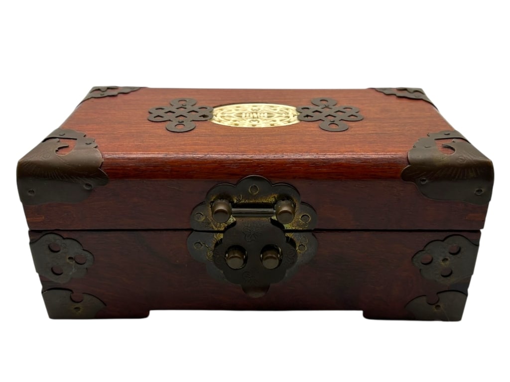 VINTAGE CHINESE JEWELRY BOX WITH JADE PENDANT: VINTAGE CHINESE JEWELRY BOX WITH JADE PENDANT -VERY GOOD PRE-OWNED CONDITION - APPROX 3"x4"x7" -A BEAUTIFULLY CRAFTED WOODEN JEWELRY BOX FEATURING TRADITIONAL CHINESE BRASS HARDWARE AND INLAID DECORAT
