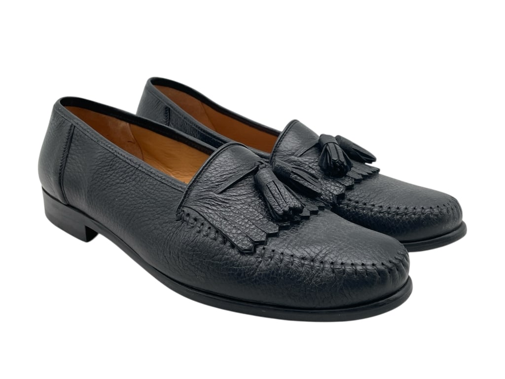 MAUS & HOFFMAN MEN'S BLACK LEATHER TASSEL LOAFERS: MAUS & HOFFMAN MEN'S BLACK LEATHER TASSEL LOAFERS -VERY GOOD PRE OWNED CONDITION -SIZE 10 -ELEGANT DESIGN FEATURING GENUINE PEBBLED LEATHER UPPERS, FRINGED VAMP DETAILING, HAND-STITCHED CONSTRUCTION,