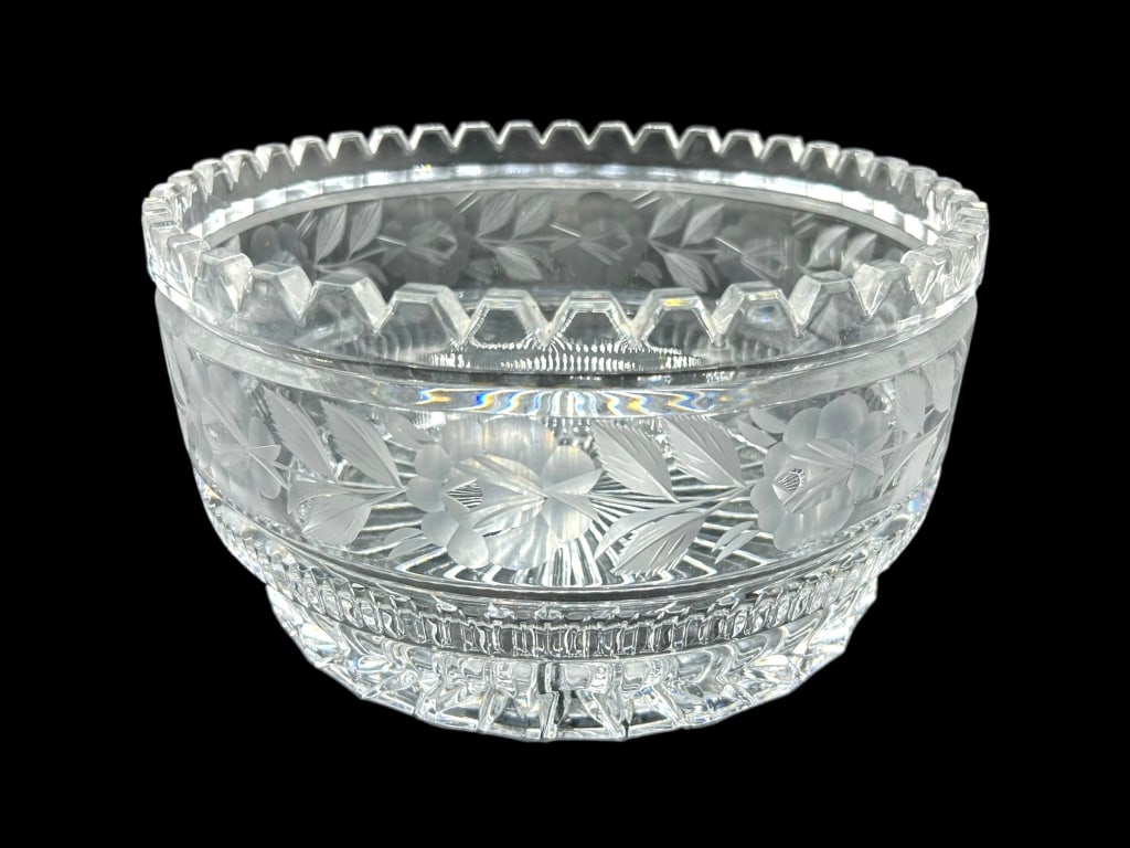 AMERICAN BRILLIANT GLASS BOWL: AMERICAN BRILLIANT GLASS BOWL -VERY GOOD PRE-OWNED CONDITION -APPROX 5" x 10" -FEATURES INTRICATE FLORAL ETCHINGS, DEEP CUT PATTERNS, AND A SCALLOPED RIM THAT SPARKLES WITH CLASSIC 19TH-CENTURY CHARM.