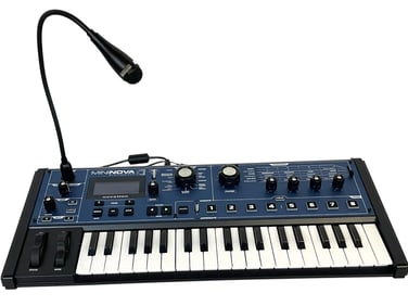 NOVATION MININOVA SYNTHESIZER WITH 37 KEYS AND MIC