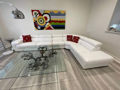 MODERN WHITE LEATHER SECTIONAL SOFA: MODERN WHITE LEATHER SECTIONAL SOFA – LARGE L-SHAPED CONTEMPORARY SECTIONAL UPHOLSTERED IN LUXURIOUS WHITE LEATHER WITH ADJUSTABLE HEADRESTS AND WIDE TRACK ARMS. FEATURES A CHAISE LOUNGE ON THE RIGH