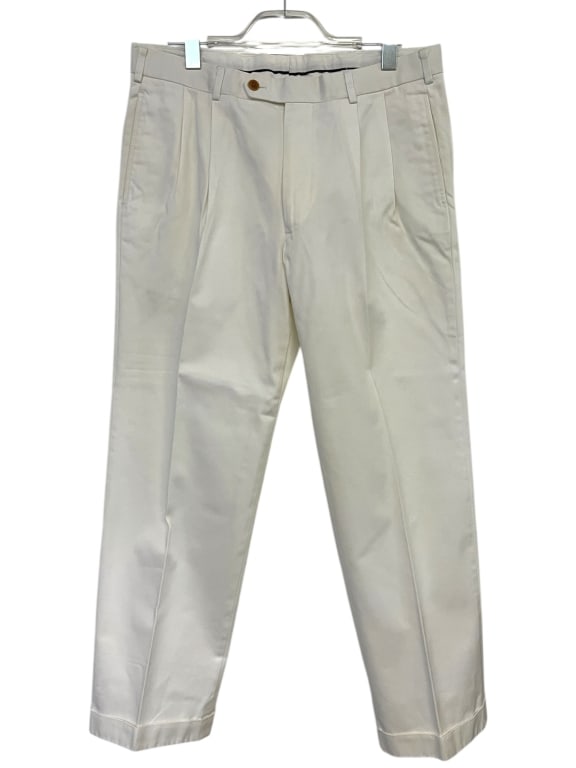 BROOKS BROTHERS MEN'S WHITE PLEATED DRESS PANTS: BROOKS BROTHERS MEN'S WHITE PLEATED DRESS PANTS -VERY GOOD PRE OWNED CONDITION -SIZE 34 / 30 -ELEGANT DRESS PANTS IN A CLASSIC FIT WITH PLEATED FRONT DETAILING FOR A TIMELESS LOOK. DESIGNED WITH A BUT