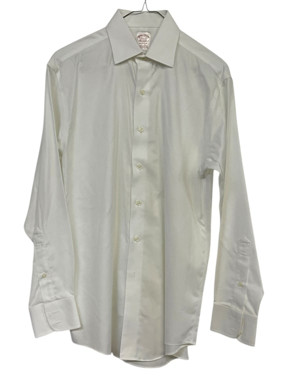 BROOKS BROTHERS MENS WHITE DRESS SHIRT: BROOKS BROTHERS MENS WHITE DRESS SHIRT -VERY GOOD PRE OWNED CONDITION -SIZE 14 1/2-33 -CLASSIC BUTTON-FRONT DESIGN WITH POINT COLLAR AND LONG SLEEVES. FEATURES A SINGLE CHEST POCKET AND BARREL CUFFS.