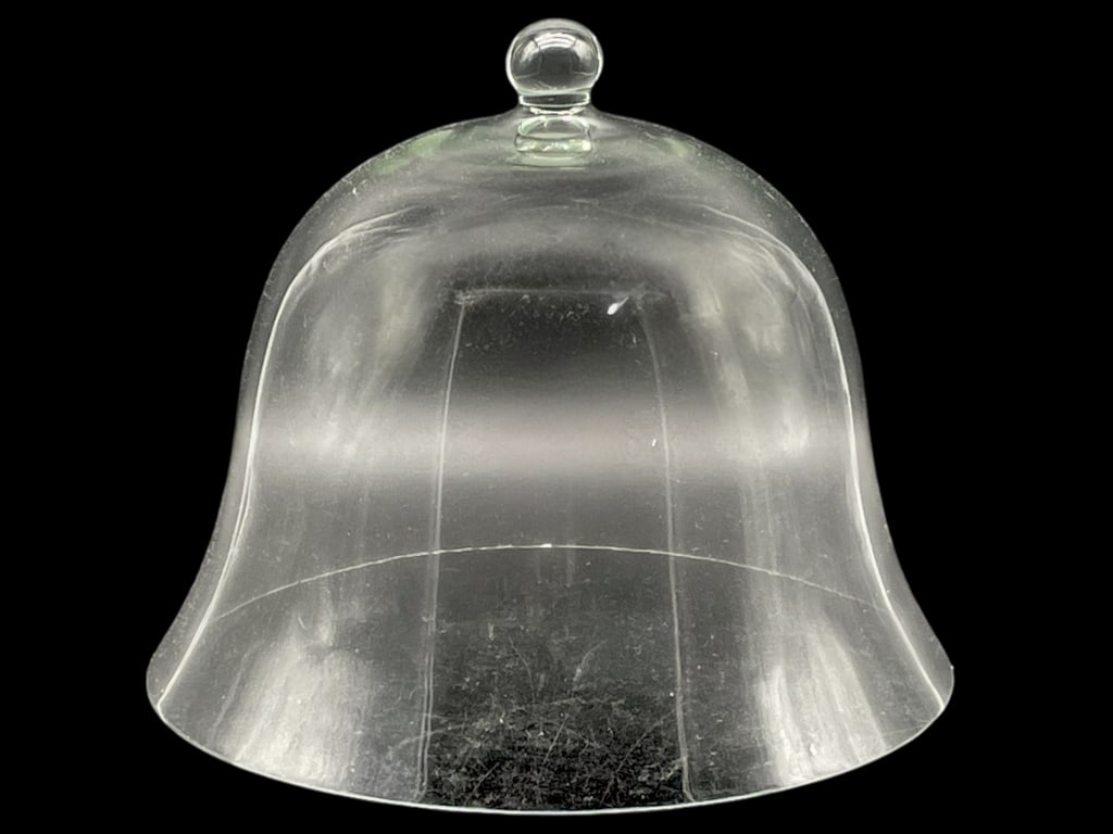 CLEAR GLASS DOME CLOCHE WITH KNOBBED HANDLE: CLEAR GLASS DOME CLOCHE WITH KNOBBED HANDLE -VERY GOOD PRE OWNED CONDITION -APPROX 13" X 11" -ELEGANTLY SHAPED BELL-FORM COVER, PERFECT FOR DISPLAYING OR PROTECTING CHEESE, PASTRIES, OR DECORATIVE ITE