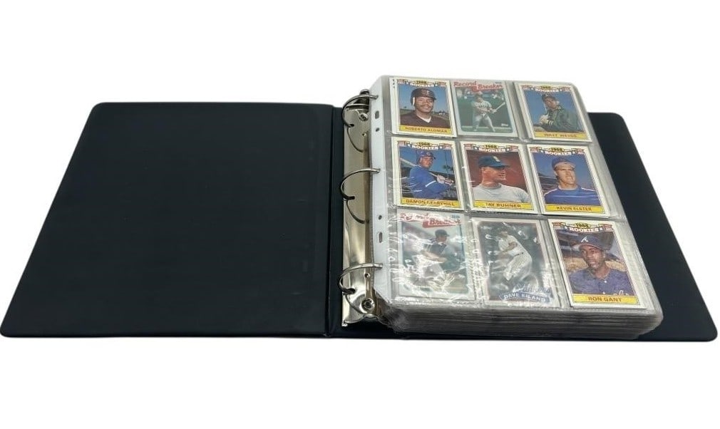 VINTAGE BASEBALL CARD COLLECTION IN BINDER (1 of 5)