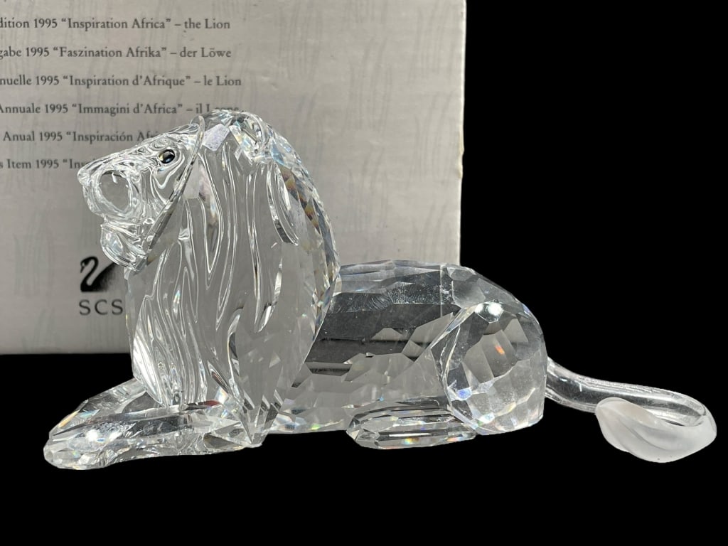 SWAROVSKI INSPIRATION AFRICA LION WITH BOX: SWAROVSKI 1995 "INSPIRATION AFRICA" LION – ANNUAL EDITION SCS FIGURINE BY MARTIN ZEKELY_x005F _x005F BEAUTIFULLY CRAFTED IN FACETED CLEAR CRYSTAL WITH A FROSTED TAIL, THIS IMPRESSIVE SWAROVSKI SCS L