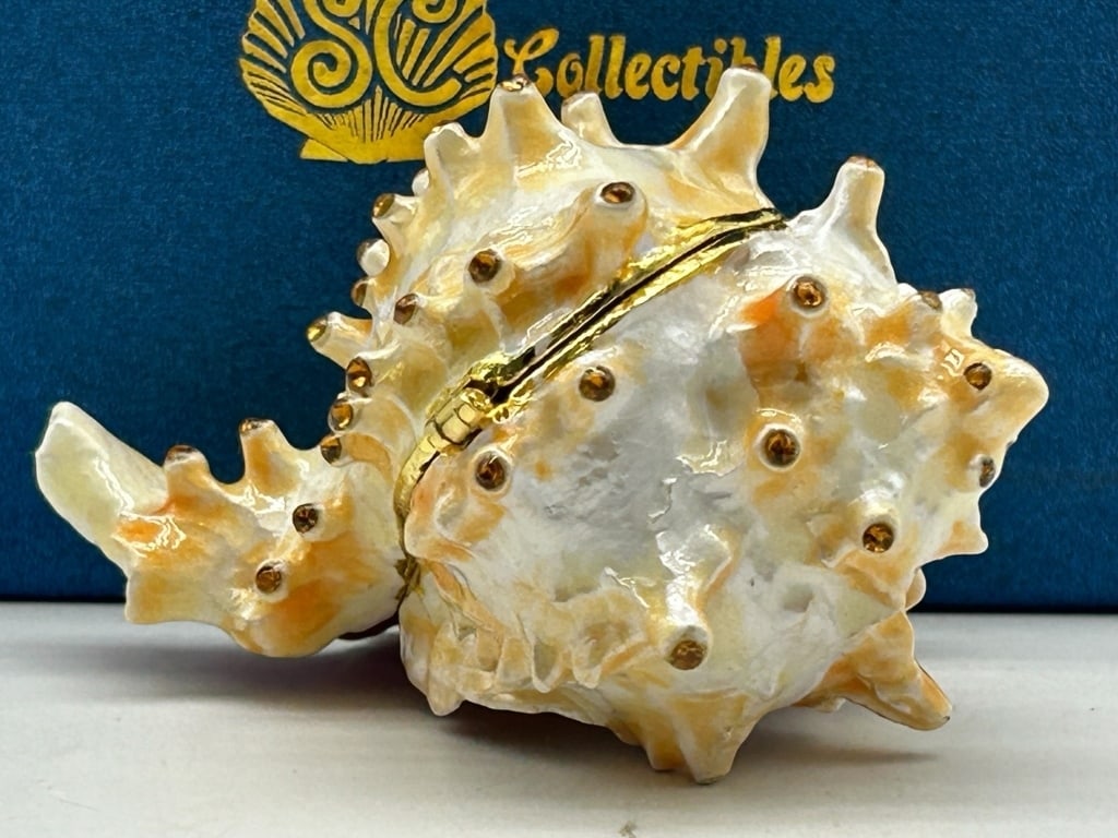 NEW! JAY STRONGWATER STYLE SHELL TRINKET BOX: NEW! JAY STRONGWATER STYLE SHELL TRINKET BOX_x005F -L 3.25 X H 2.25 X W 3.00_x005F -NEW WITH BOX_x005F -082125_x005F _x005F _x005F _x005F _x005F _x005F _x005F _x005F _x005F By bidding on this item, y