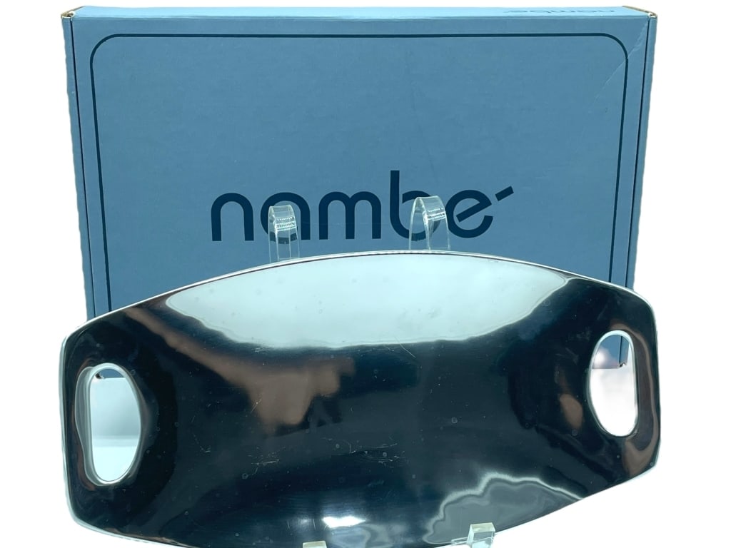 NAMBE #610 HANDY TRAY IN BOX: NAMBE #610 HANDY TRAY – 7" X 14" – SLEEK AND FUNCTIONAL, THIS ORIGINAL NAMBE #610 HANDY TRAY FEATURES A STREAMLINED MODERN DESIGN WITH INTEGRATED HANDLES. MEASURING 7" X 14", IT IS CRAFTED FROM SI