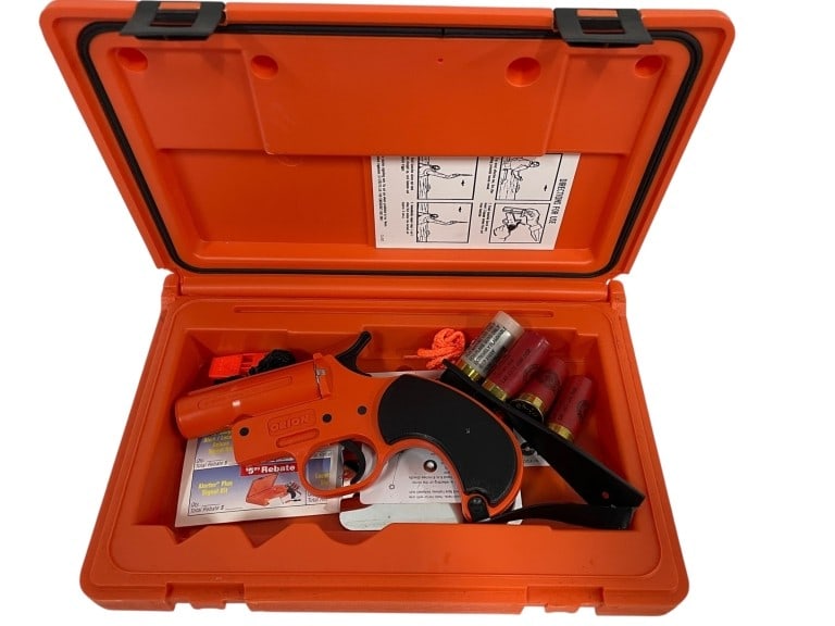 ORION SAFETY MARINE FLARE GUN KIT: ORION SAFETY MARINE FLARE GUN KIT WITH HARD CASE AND SIGNAL FLARESORION SAFETY MARINE FLARE GUN KIT INCLUDES A SINGLE-BARREL 12 GAUGE FLARE LAUNCHER WITH TEXTURED GRIP, FOUR SIGNAL FLARES, ORANGE FLOA