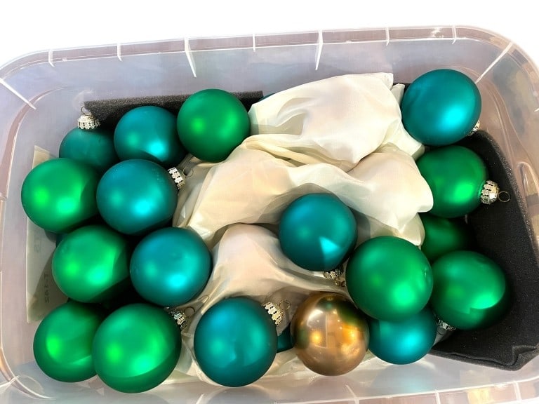 LOT OF GREEN AND TURQUOISE HOLIDAY ORNAMENTS (1 of 4)