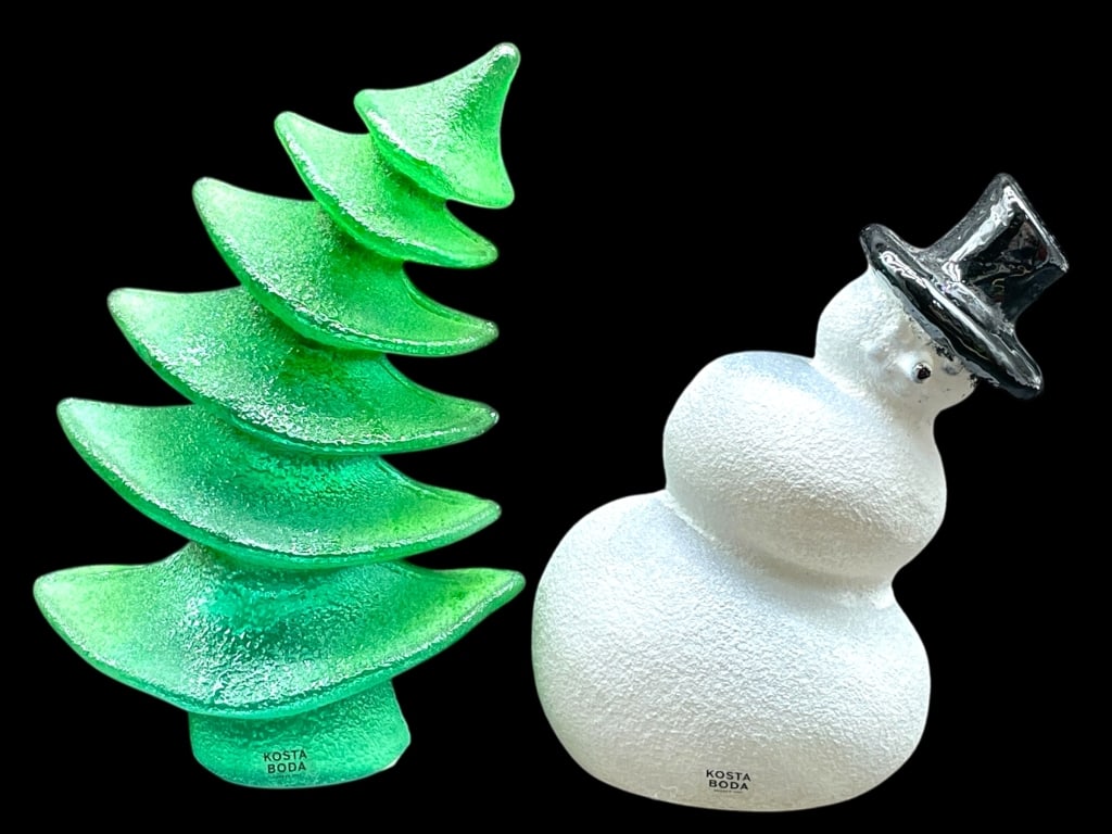 PAIR OF KOSTA BODA ART GLASS HOLIDAY FIGURINES (1 of 6)