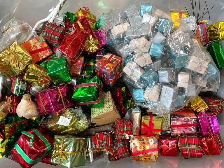 LOT OF MINIATURE DECORATIVE GIFT BOXES (1 of 3)