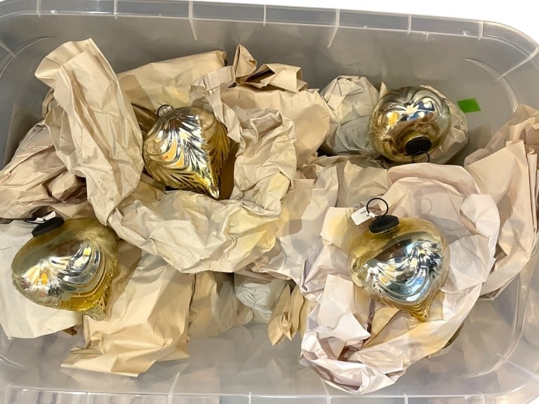 LOT OF 10+ GOLD GLASS ORNAMENTS: LOT OF 10+ GOLD GLASS ORNAMENTS -VARYING CONDITIONS, SEE PHOTOS -BEAUTIFULLY HANDCRAFTED WITH SWIRLED DETAILS AND AN ANTIQUED GOLD-TONE FINISH, THESE OVERSIZED ORNAMENTS FEATURE A VINTAGE MERCURY GLAS