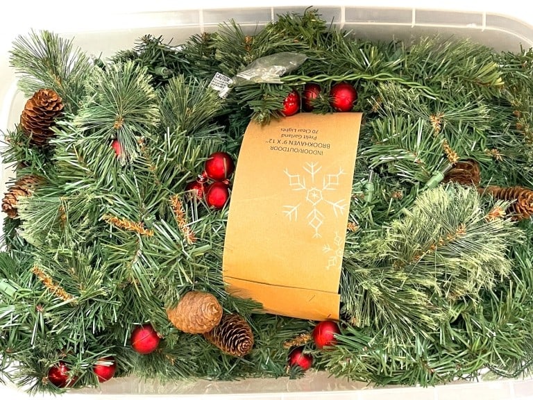 BIN OF INDOOR/OUTDOOR ARTIFICIAL GARLAND: BIN OF INDOOR/OUTDOOR ARTIFICIAL GARLAND W/ PINECONES AND ORNAMENTS -GOOD PRE OWNED CONDITION, UNTESTED -FEATURES MIXED GREENERY WITH PINECONE AND RED ORNAMENT ACCENTS. PERFECT FOR HOLIDAY DECOR ON MA