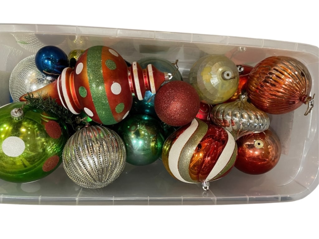 OVERSIZED MIXED CHRISTMAS ORNAMENT COLLECTION (1 of 6)