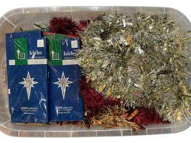 LOT OF VINTAGE-STYLE HOLIDAY TINSEL AND GARLAND