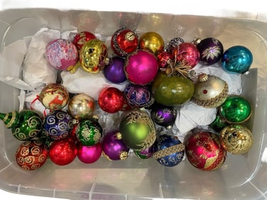 VIBRANT VINTAGE HOLIDAY CHRISTMAS ORNAMENTS
