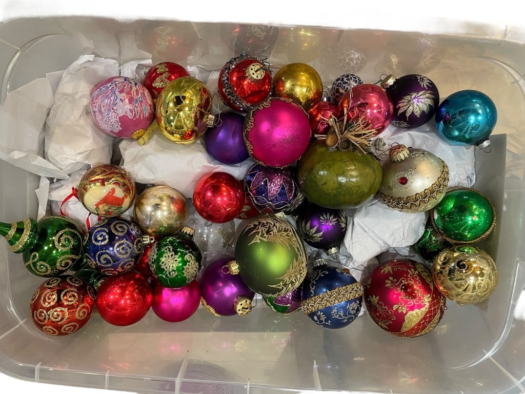 VIBRANT VINTAGE HOLIDAY CHRISTMAS ORNAMENTS (1 of 5)