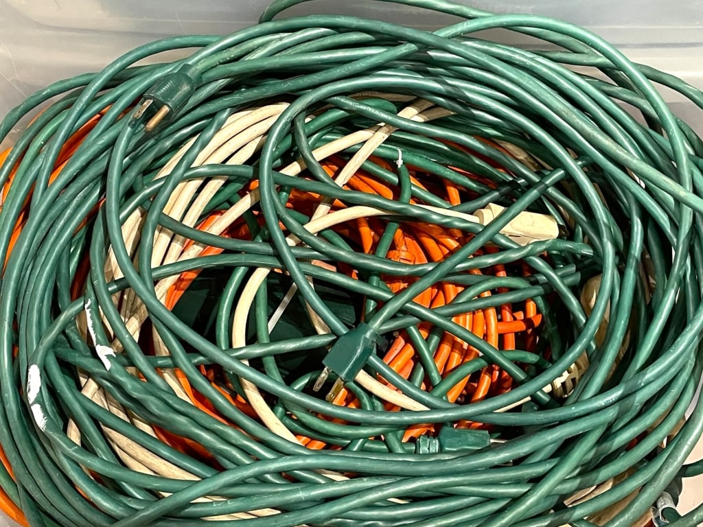 BIN OF ASSORTED OUTDOOR EXTENSION CORDS (1 of 3)