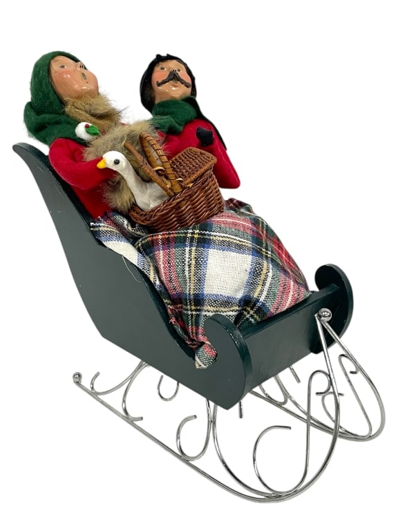 BYERS’ CHOICE CAROLERS IN SLEIGH 12": BYERS’ CHOICE CAROLERS IN SLEIGH_x005F -GOOD PRE OWNED CONDITION, SEE PHOTOS_x005F -APPROX 12" X 7" X 12"_x005F -DELIGHTFUL HOLIDAY DISPLAY FEATURING A PAIR OF HANDCRAFTED BYERS’ CHOICE CAROLERS S
