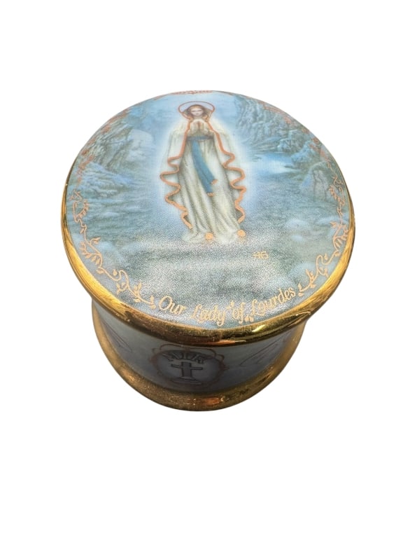 OUR LADY OF LOURDES MUSIC BOX: OUR LADY OF LOURDES MUSIC BOXARDLEIGH ELLIOTT PORCELAIN MUSIC BOX TITLED “OUR LADY OF LOURDES”, PART OF THE VISIONS OF OUR LADY SERIES BY HECTOR GARRIDO. ISSUED IN 1994, THIS IS THE FIRST ISSU