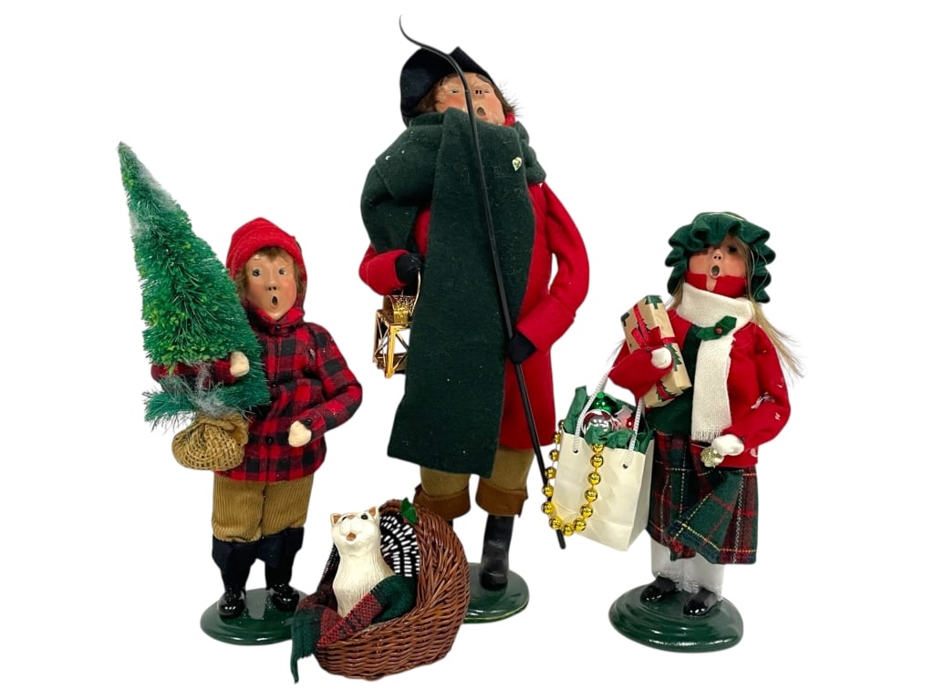 BYERS’ CHOICE CHRISTMAS CAROLERS SCENE: BYERS’ CHOICE CHRISTMAS CAROLERS SCENE W/ ACCESSORIES_x005F -GOOD PRE OWNED CONDITION, SEE PHOTOS_x005F -ADULT CAROLER APPROX 13", CHILDREN CAROLERS APPROX 10"_x005F -THIS GROUP INCLUDES A BOY IN RE