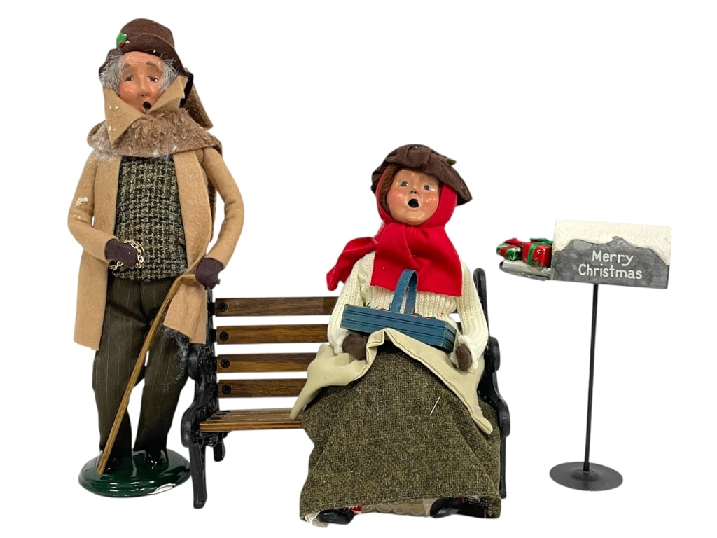 BYERS’ CHOICE CAROLER FIGURINES W BENCH & MAILBOX (1 of 5)