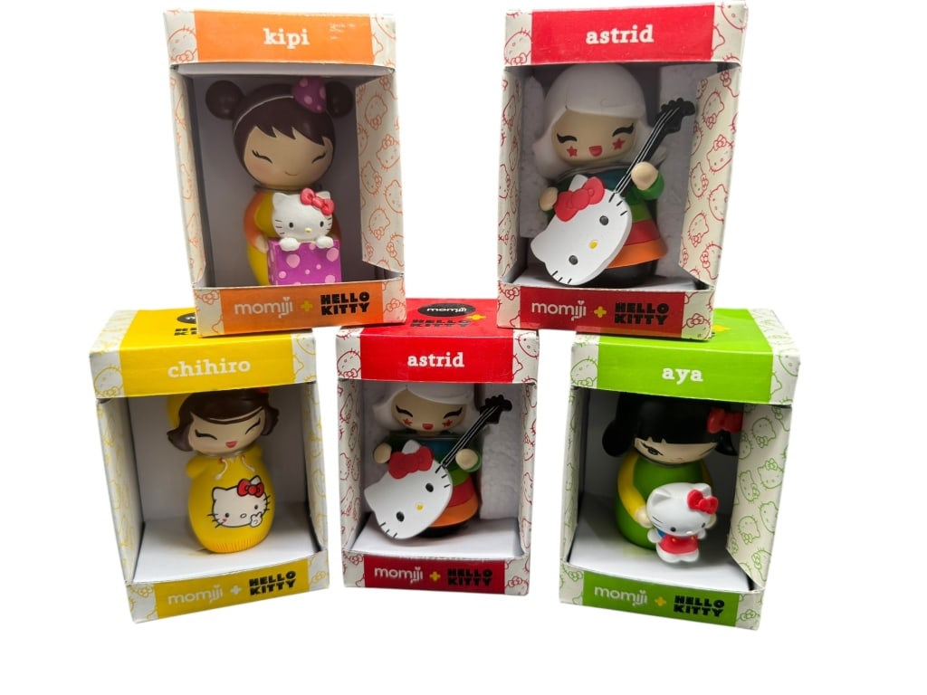 HELLO KITTY X MOMIJI COLLECTIBLE FIGURES (1 of 2)