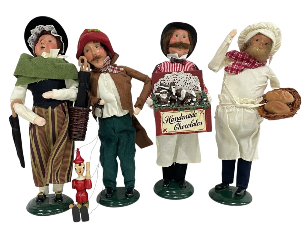SET OF FOUR BYERS' CHOICE CAROLERS (1 of 5)