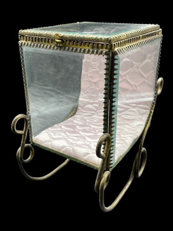 LISBETH DAHL BRASS GLASS JEWELRY BOX LG: LISBETH DAHL BRASS GLASS JEWELRY BOX LG_x005F -GOOD CONDITION, SLIGHTLY DETATCHED FRONT RIGHT LEG, FIXABLE_x005F -APPROX 10" X 6.5"_x005F -JA 111424 / 082225_x005F _x005F _x005F _x005F _x005F _x005F _