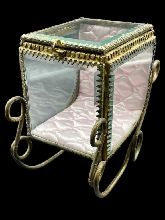 LISBETH DAHL BRASS GLASS JEWELRY BOX SM: LISBETH DAHL BRASS GLASS JEWELRY BOX SM_x005F -VERY GOOD CONDITION_x005F -APPROX 7.5" X 5"_x005F -JA 111424 / 082225_x005F _x005F _x005F _x005F _x005F _x005F _x005F _x005F By bidding on this item, you
