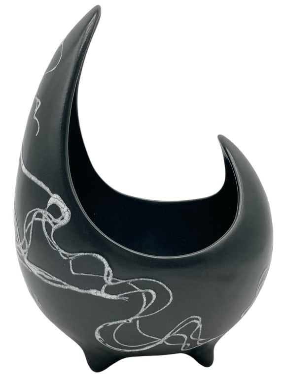 SASCHA BRASTOFF ABSTRACT FOOTED BOWL 10": SASCHA BRASTOFF ABSTRACT FOOTED BOWL 10"_x005F -VERY GOOD PRE OWNED CONDITION_x005F -APPROX 10" TALL_x005F -ARTIST SIGNED_x005F -JA 011725 / 082225_x005F _x005F _x005F _x005F _x005F _x005F _x005F _x00