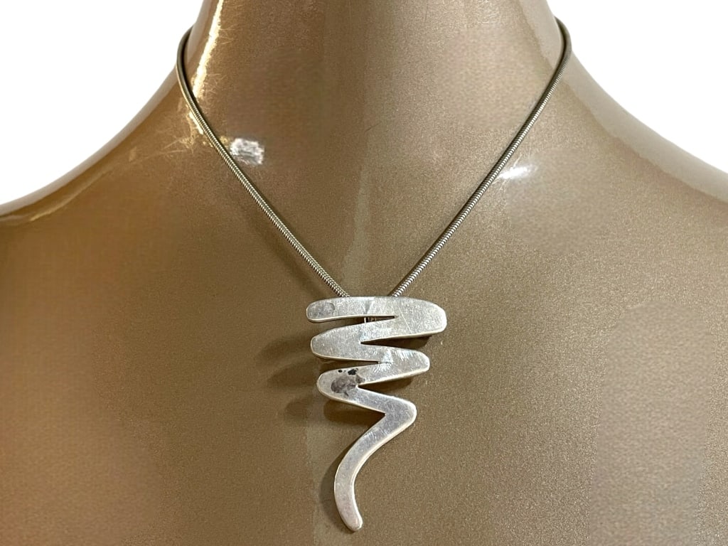 925 STERLING SCRIBBLE PENDANT NECKLACE 15.69G: 925 STERLING SCRIBBLE PENDANT NECKLACE 15.69G -GOOD CONDITION, SMUDGE ON FRONT -925 MEXICO STAMP -15.69G -CHAIN APPROX 8", PENDANT APPROX 2" -JA 112524 / 082625 By bidding on this item, you have read,