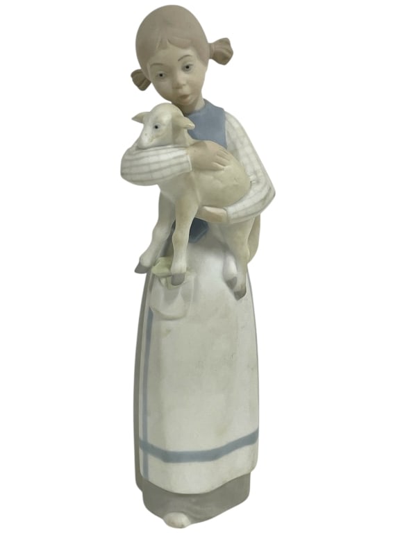 LLADRO GIRL WITH LAMP PORCELAIN FIGURINE 9" (1 of 6)
