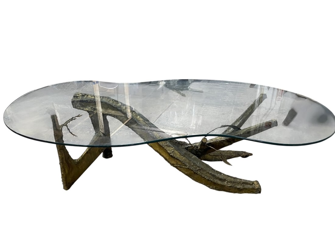 SEANDEL STYLE BRUTALIST COPPER BRANCH TABLE: BRUTALIST STYLE COPPER SCULPTURAL COFFEE TABLE IN THE MANNER OF SILAS SEANDEL OR CURTIS JERE. THIS STRIKING TABLE FEATURES A HAND-FORMED COPPER BASE WITH NATURALISTIC BRANCH AND LEAF DESIGN, SUPPORTIN