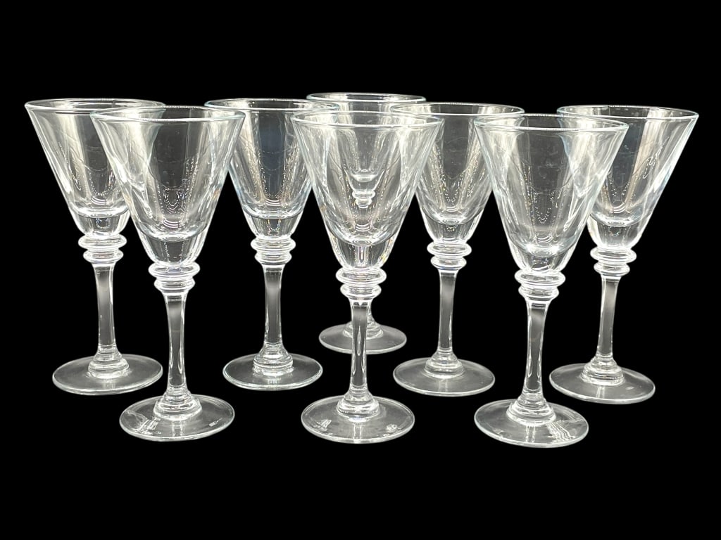 SET OF 8 V-SHAPED WINE GLASSES: SET OF 8 V-SHAPED WINE GLASSES -VERY GOOD PRE OWNED CONDITION -SET OF 8 -APPROX 8.75" X 3.75" -THIS BEAUTIFUL MATCHING SET FEATURES 8 CLEAR WINE GLASSES WITH A CLASSIC FLUTED BOWL AND A DELICATELY TAP