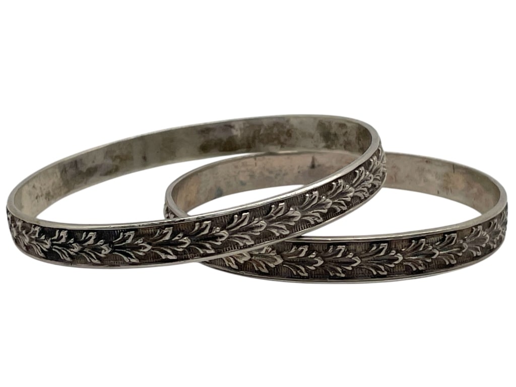 2 SILVER VINE ETCHED BANGLES 48.13G: 2 SILVER VINE ETCHED BANGLES 48.13G -VERY GOOD PRE OWNED CONDITION -2 BRACELETS -48.13G -800 STAMP -JA 022525 ***Please note that due to limited storage space, all items must be picked up within 14 da