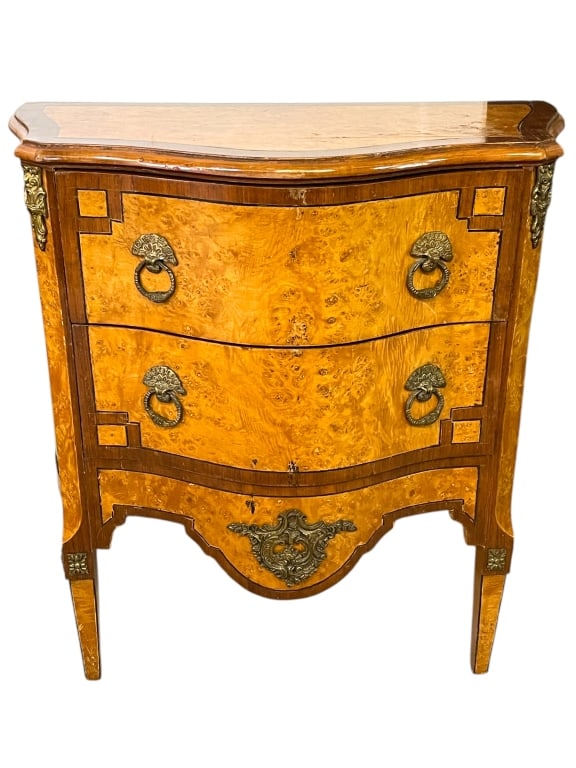 ITALIAN INLAID MARQUETRY BURLWOOD COMMODE CHEST: FINE ITALIAN INLAID MARQUETRY BURLWOOD COMMODE WITH BRONZE MOUNTS – TWO DRAWERS – ELEGANT SERPENTINE-FRONT DESIGN FEATURING RICHLY GRAINED BURLWOOD, INTRICATE INLAY DETAILS, AND ORNATE BRONZE HARD