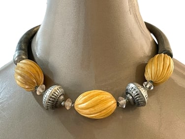 BOLD STATEMENT NECKLACE W/ LARGE CARVED BEADS
