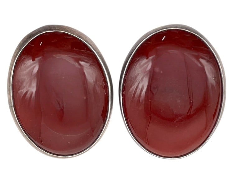 STERLING SILVER & AGATE CLIP ON EARRINGS 39.7G: STERLING SILVER & AGATE OVAL CLIP ON EARRINGS 39.7G -VERY GOOD PRE OWNED CONDITION -925 STERLING -CLIP ON EARRINGS -APPROX 1.5" -THE RICH REDDISH-BROWN STONES ARE BEAUTIFULLY SET IN SIMPLE YET ELEGANT