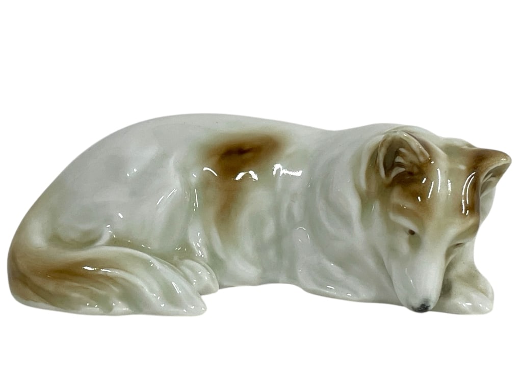 PORCELAIN FIGURINE OF A RESTING COLLIE DOG 3.5": VINTAGE PORCELAIN FIGURINE OF A RESTING COLLIE DOG 3.5" -VERY GOOD PRE OWNED CONDITION -APPROX 3.5"L X 1"H -THIS HAND-PAINTED PIECE FEATURES A REALISTIC GLAZED FINISH WITH SHADES OF WHITE, CREAM, AND
