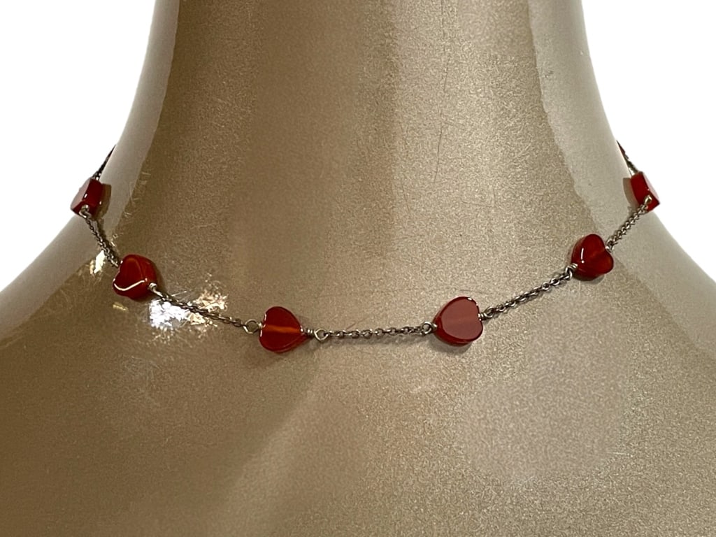 SILVER & ORANGE HEARTS CHOKER NECKLACE 6.20G: SILVER & ORANGE HEARTS CHOKER NECKLACE 6.20G -VERY GOOD PRE OWNED CONDITION -APPROX 6" -JA 022525 ***Please note that due to limited storage space, all items must be picked up within 14 days of the au