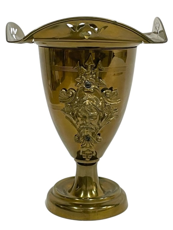 BRASS URN WITH ORNATE FACE MOTIF 10": BRASS URN WITH ORNATE FACE MOTIF 10" -VERY GOOD PRE OWNED CONDITION -APPROX 10"H X 8"W -THIS DECORATIVE PIECE FEATURES A POLISHED BRASS FINISH WITH A CENTRAL RELIEF OF A MYTHICAL FACE SURROUNDED BY FL